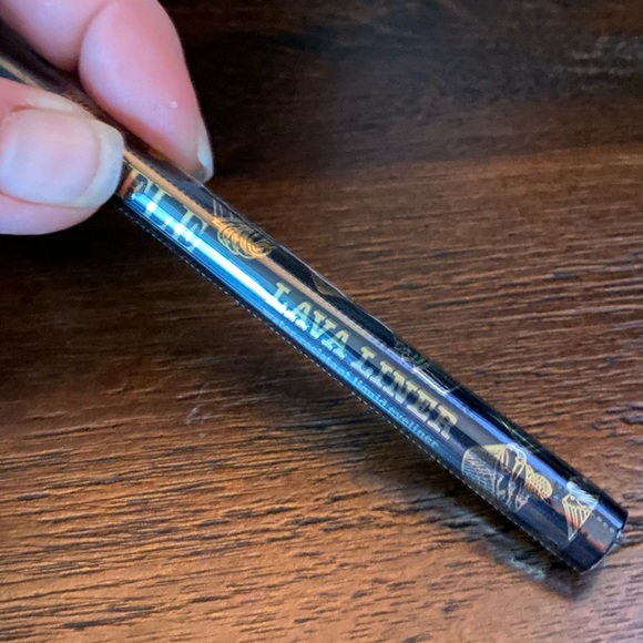 TRIFLE COSMETICS LAVA LINER - WATER-RESISTANT LIQUID EYELINER in Molasses 2G - Picture 5 of 7